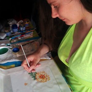 Maria Forleo dipinge su seta